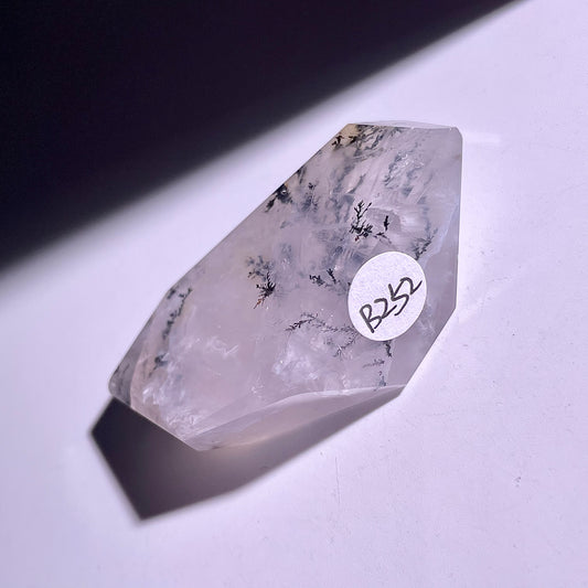 B252◇１点物◇瑪瑙の小樹 不規則◇57×29×15mm◇天然石・鉱物・パワーストーン